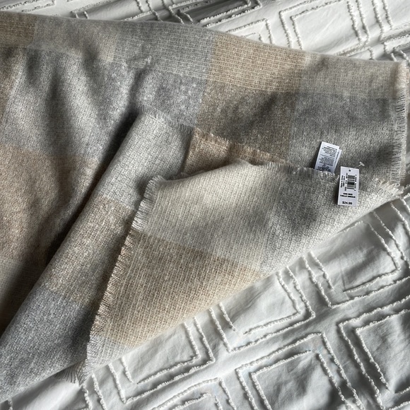 NWT blanket scarf - Picture 3 of 3